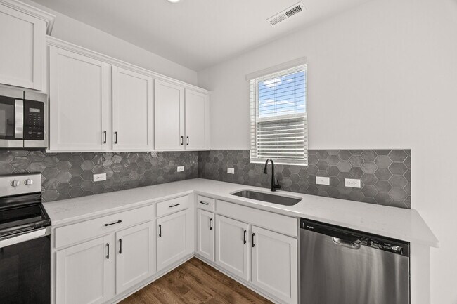 Building Photo - Your Perfect Charlotte Townhome Awaits — Bright, Modern, and Move-In Ready!