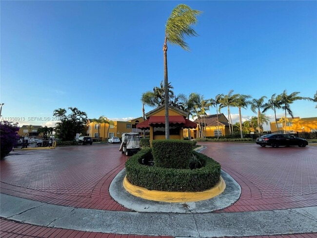 Building Photo - 9711 Fontainebleau Blvd