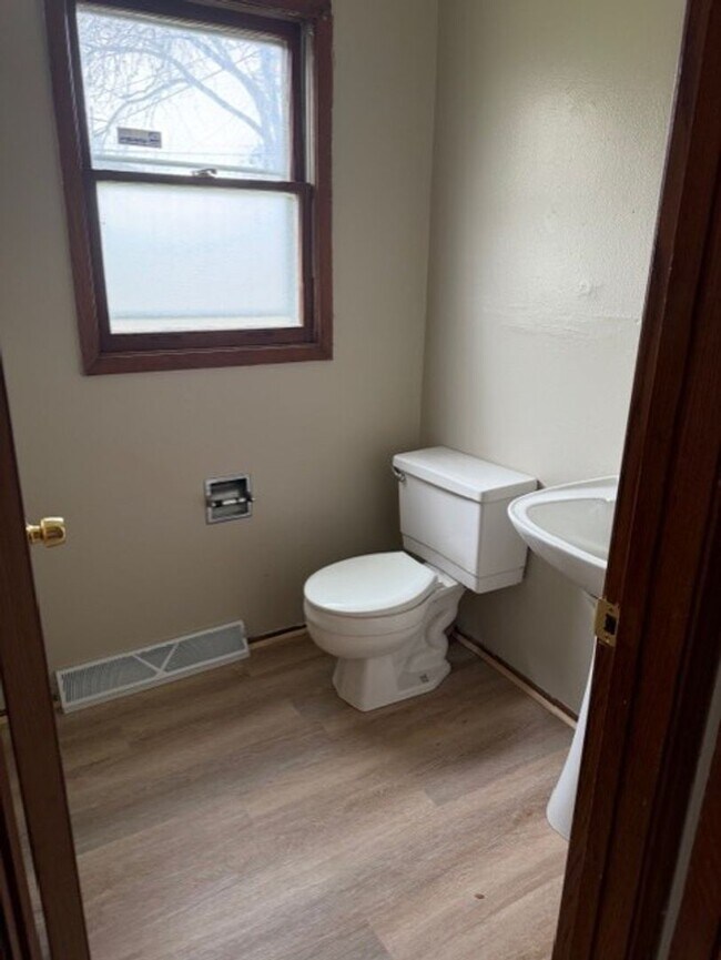 Building Photo - 7111 W Brentwood Ave