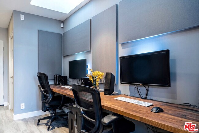 Building Photo - 3769 Greenwood Ave