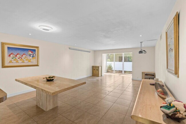 Primary Photo - 300 NE 26th Ave