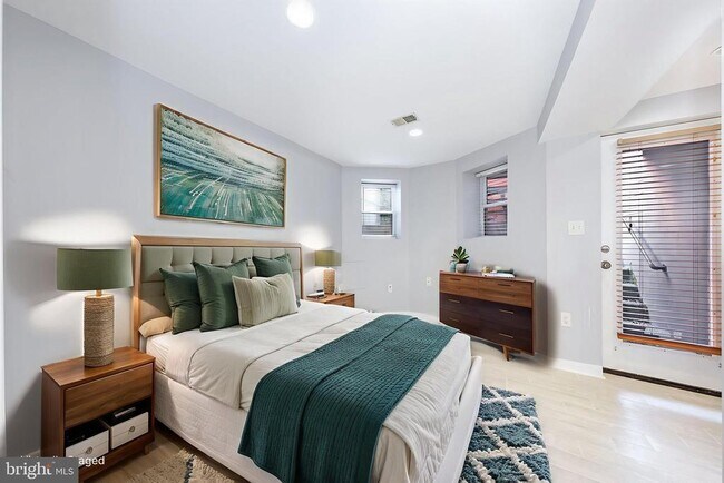 Building Photo - 117 R St NW