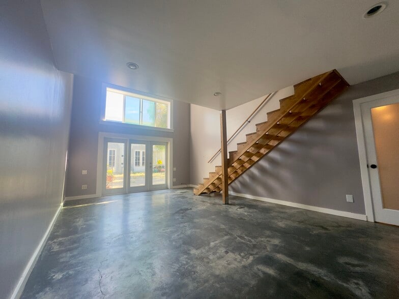 Building Photo - 1254 E 12th St