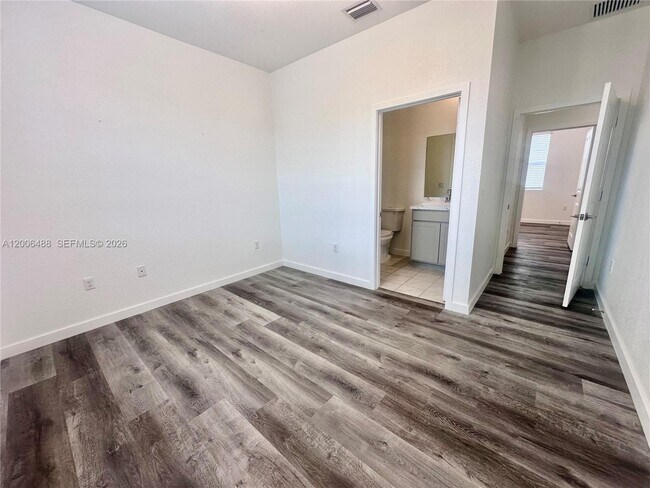 Building Photo - 540 NE 5th Ln