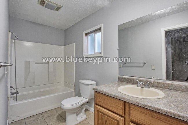 Building Photo - 3 Bed, 1.5 Bath Home with Large Yard and Parking Area in SE Portland