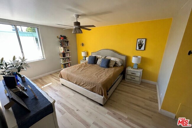 Building Photo - 5301 Balboa Blvd