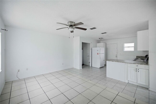 Building Photo - 421 NE 26th Ct