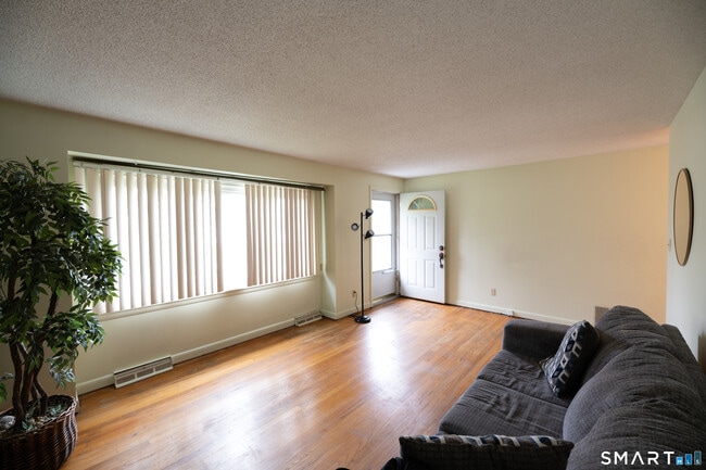 Building Photo - 3 Mountain View Dr