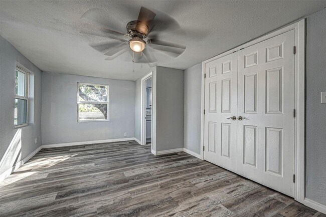 Building Photo - Beautifully updated 4 bed / 2 bath home