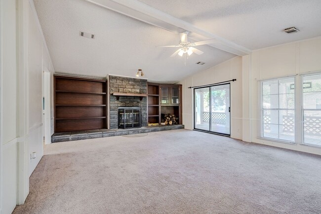Building Photo - Spacious 3 Bed 2 Bath Home on Large Lot - NO HOA!