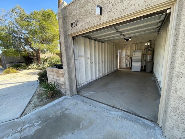 Building Photo - 837 N Calle De Pinos