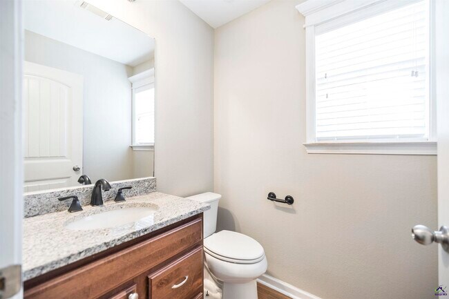 Building Photo - 104 Rosales Dr