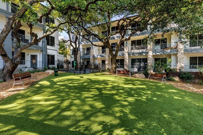 Building Photo - The Lola