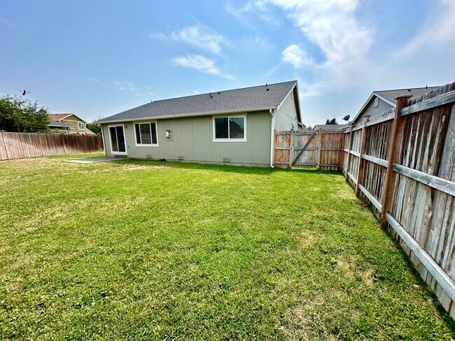 Building Photo - Spacious 4 Bedroom 2 Bathroom Home on Culd...