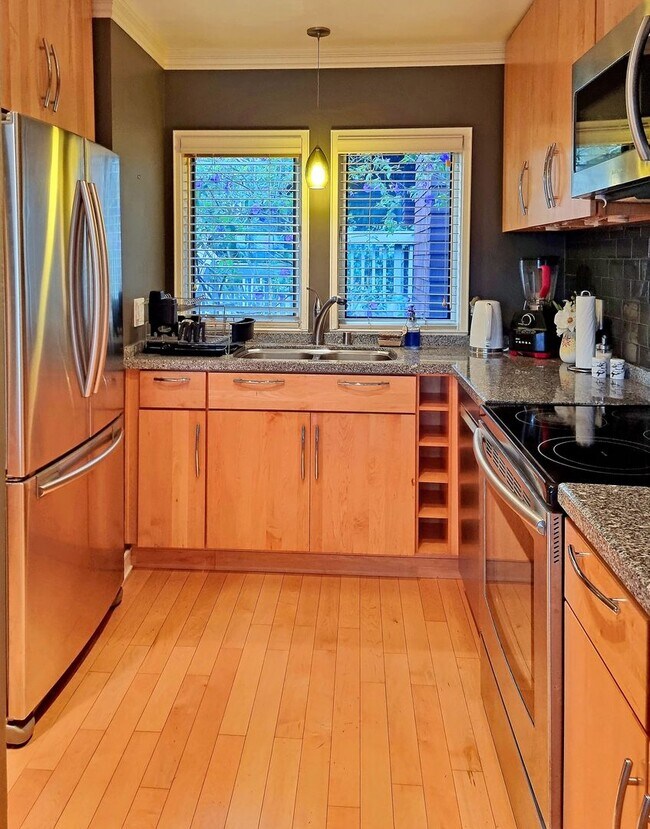 Building Photo - One bedroom top floor corner unit condo with gorgeous view for rent!