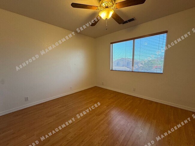 Building Photo - HALF OFF FIRST MONTH'S RENT! 4 BEDROOM 2.5 BATHROOM HOME