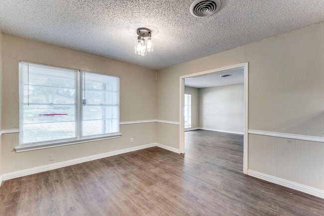 Building Photo - Spacious 3/2 with fenced yard, laundry room, and 2 car garage