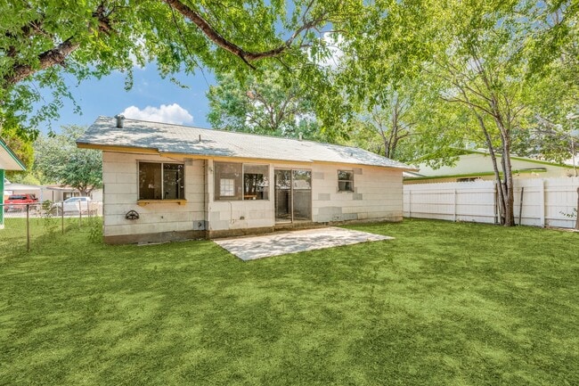 Building Photo - 3 bed 3.5 bath located in Westwood Park Subdivision