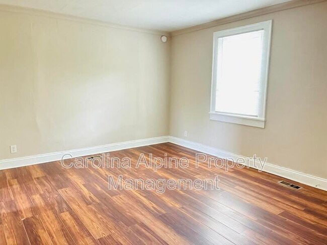 Building Photo - 606 S Ellis St