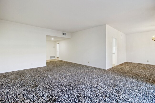 Building Photo - Spacious townhouse for rent! CPS & WATER INCLUDED WITH RENT !