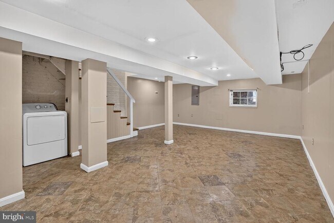 Building Photo - 623 Farragut St NW
