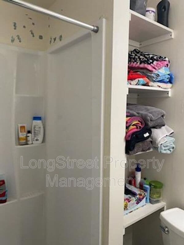 Building Photo - 350 SE Lilly