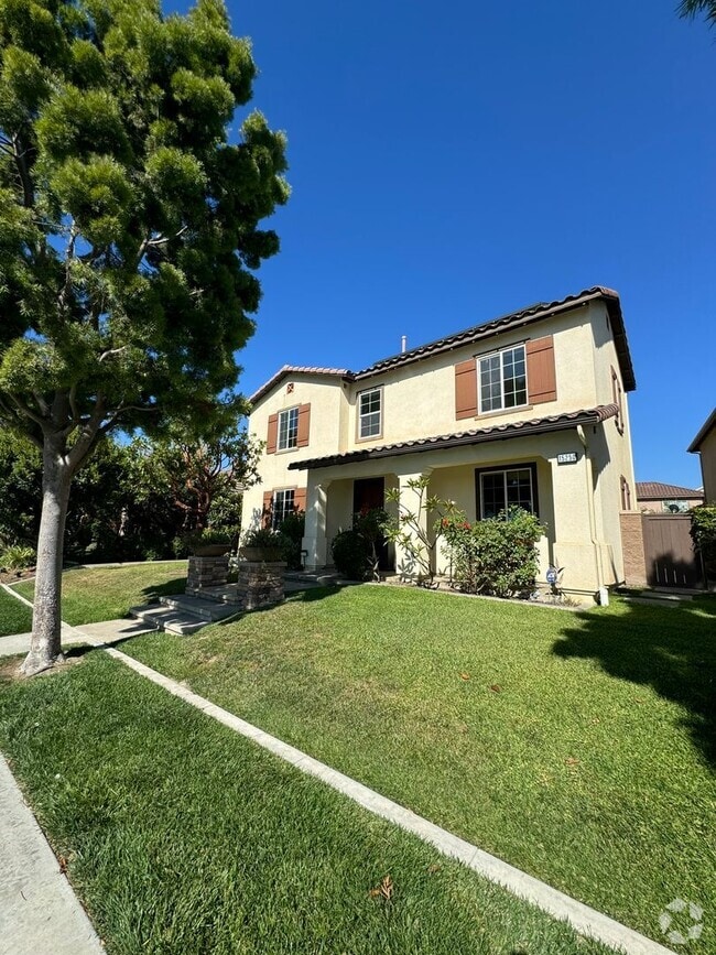 Building Photo - Modern 5 Bed, 4.5 Bath Home in Tustin Legacy