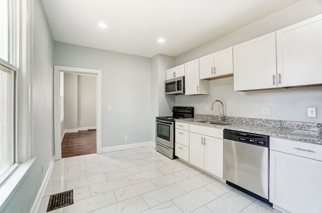 Building Photo - Spacious 3 Bedroom in Hamilton!