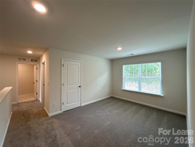 Building Photo - 1920 Vanderlyn St