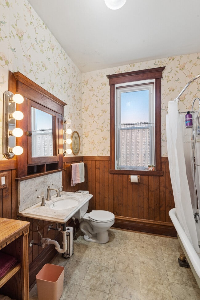 Building Photo - 4057 N Damen Ave