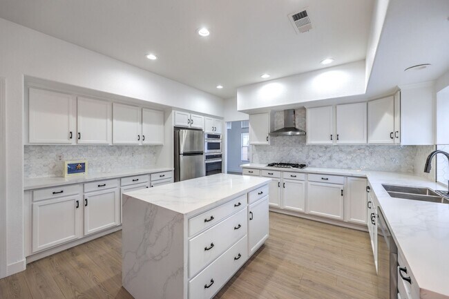 Building Photo - Beautiful 4BR / 3BA Corner-Lot Home with Designer Finishes