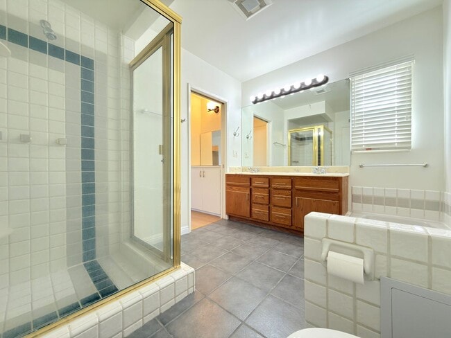 Building Photo - Stunning 4-Bedroom Home in Quiet North Hills