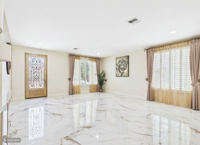 Building Photo - Luxury Awaits with Designer Details