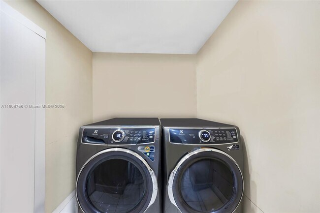 Building Photo - 490 W 33rd Pl