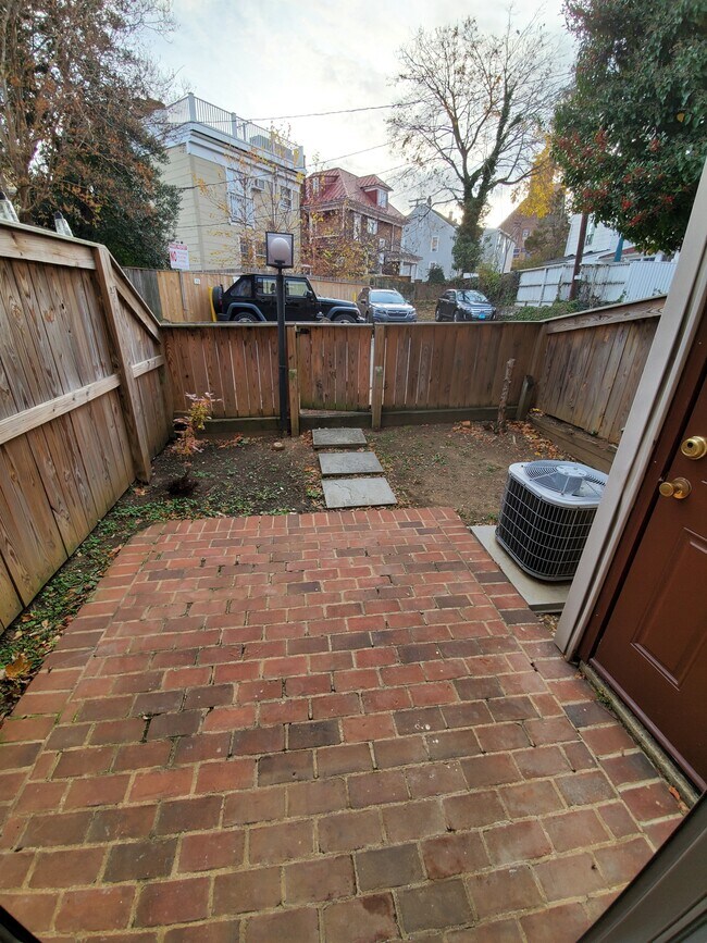 Building Photo - 159 King George St