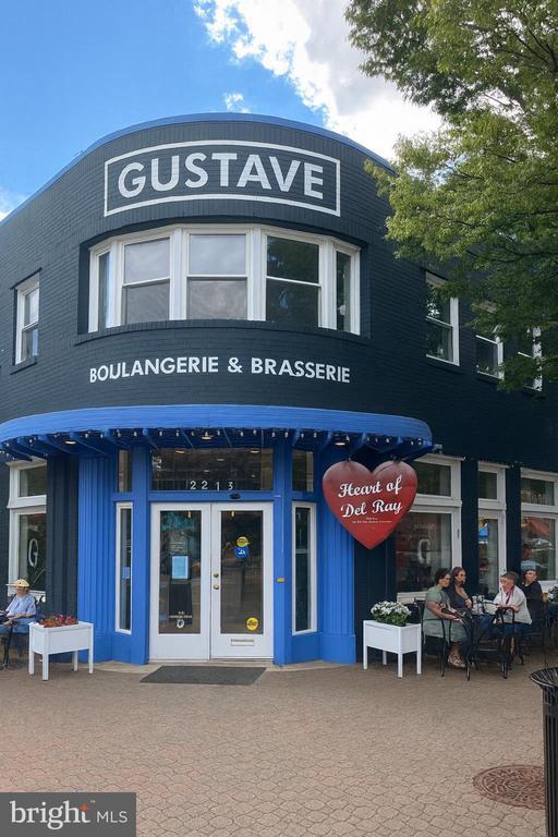 Building Photo - 202 E Mason Ave