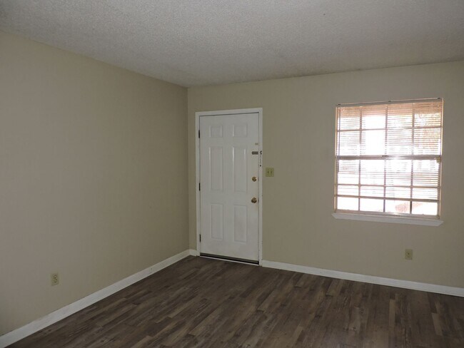 Building Photo - Convenient Northeast location!