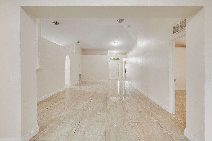 Building Photo - 537 Mason Dr