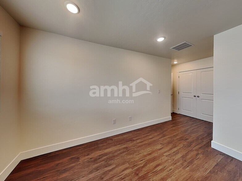 Building Photo - 11503 W Mesquite St