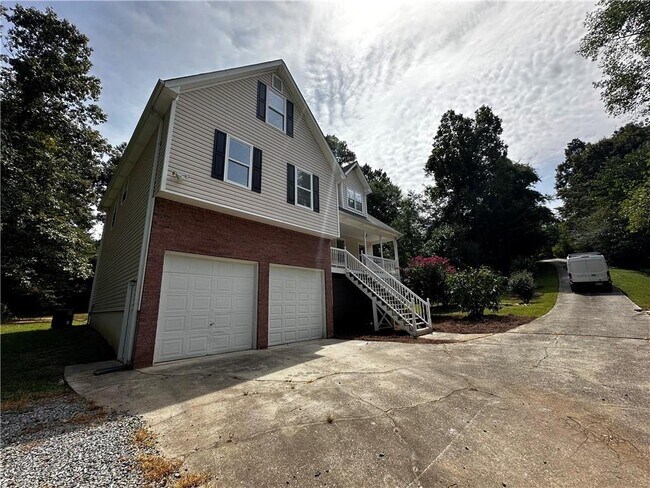 Building Photo - 64 Highlander Way