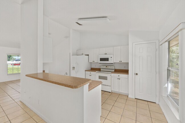 Building Photo - Spacious 3-Bedroom Home with Modern Open Floor Plan in Desirable Marion Oaks!
