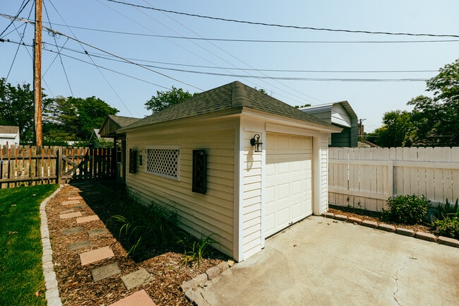 Building Photo - 317 W Brundage St