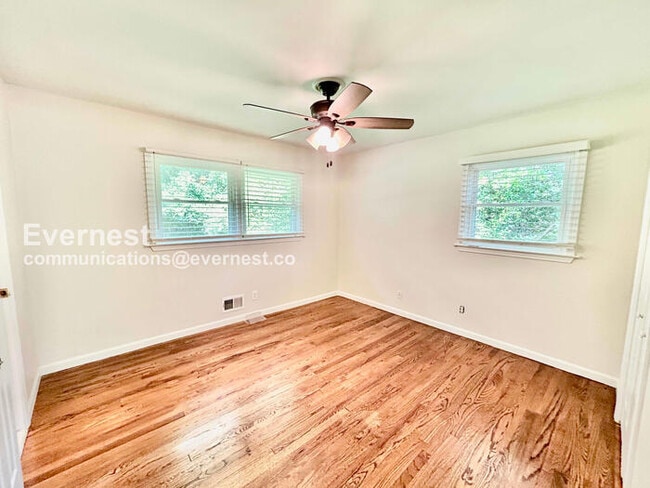 Building Photo - 210 Pinetree Cir