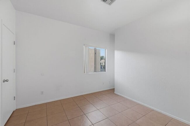 Building Photo - Pending/ Rented - Comfortable Eastside Liv...