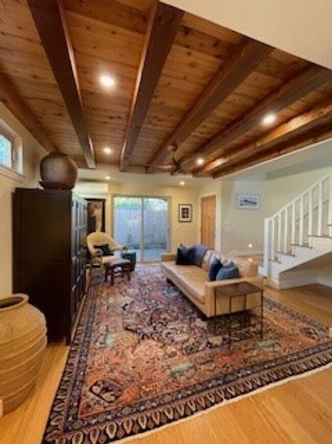 Building Photo - 481 Hillview St