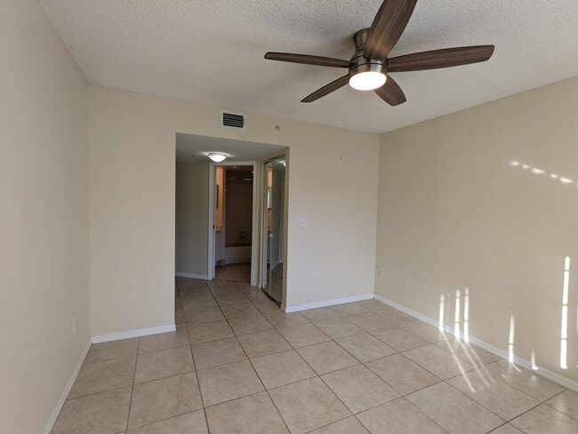 Building Photo - 1000 Crestwood Ct S