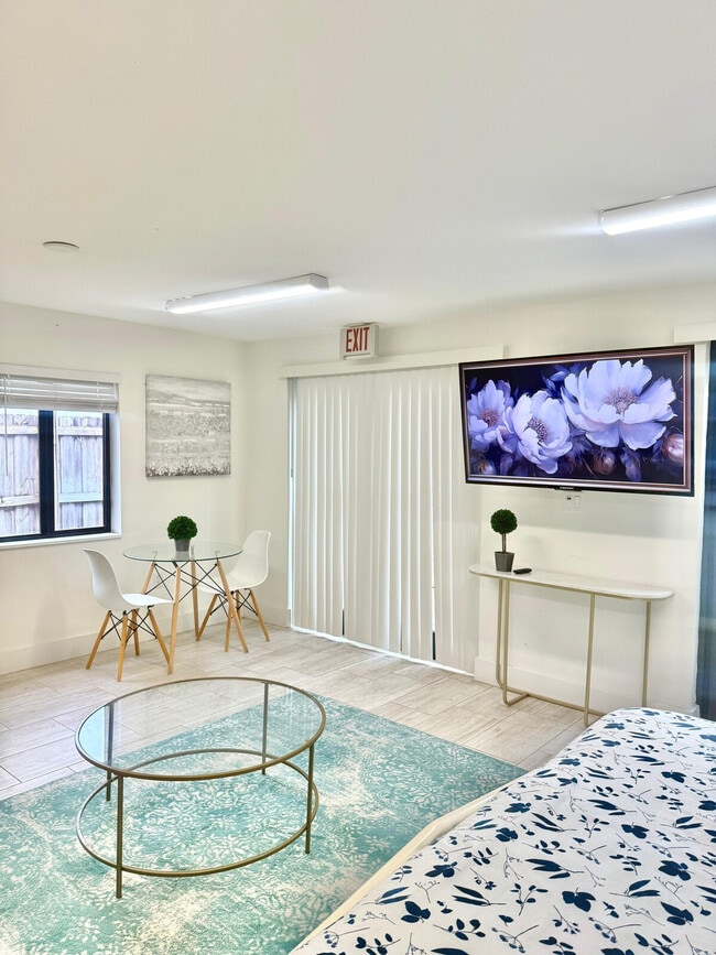 Building Photo - 1323 SW 22nd Ave