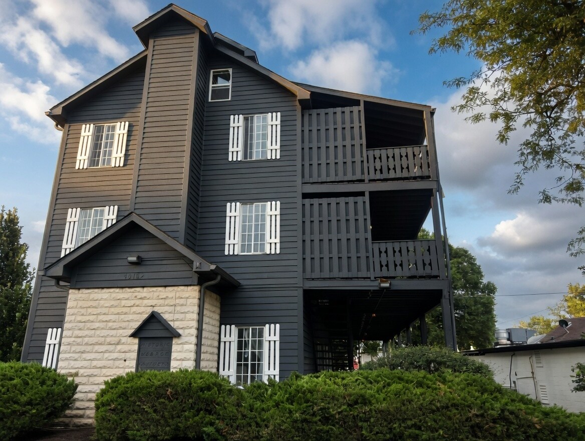 Building Photo - 10102 Main St