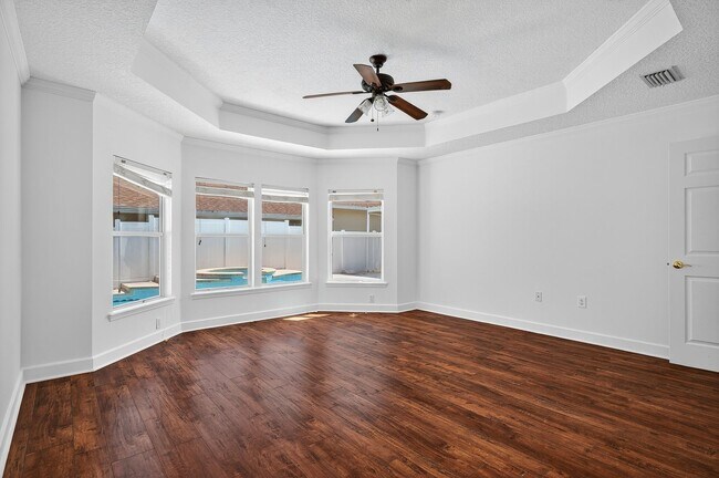 Building Photo - Gated Community!