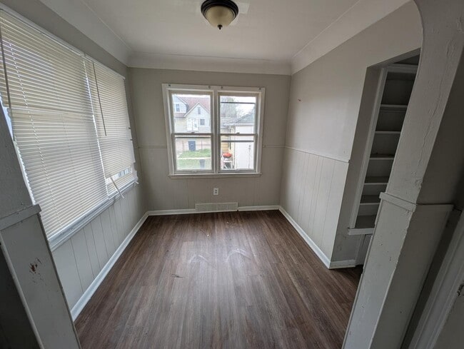 Building Photo - 194 Richter St